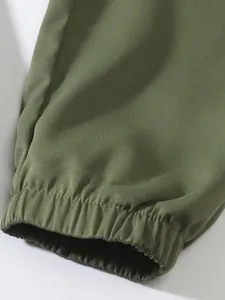 Primer plano macro del puño elástico y la tela verde oliva en los pantalones cargo hombre