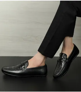 Detailansicht von schwarzen Herren-Leder-Loafers mit Krokoprägung und Schnalle