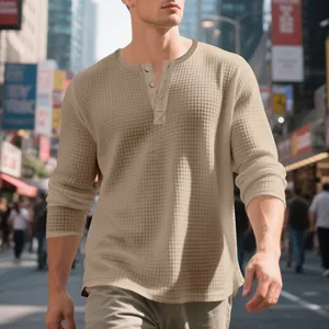 Camiseta Henley informal de punto gofrado en color beige para hombre de manga larga