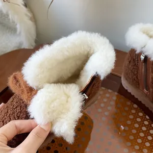 Warme Winter-Schneestiefel für Kleinkinder mit dickem weißem Kunstfellfutter und weicher Sohle
