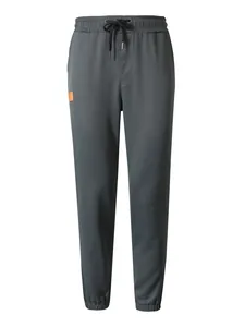 Vista frontal de pantalones jogger para hombre en gris oscuro con cordón elástico