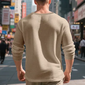 Vista trasera de una camiseta de manga larga para hombre en punto gofrado beige