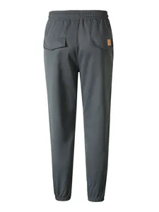 Vista trasera de pantalones cargo para hombre en color gris carbón con bolsillos