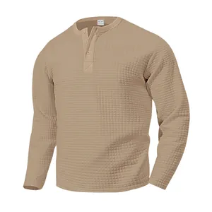 Camiseta Henley de punto gofrado caqui con textura de cuadros y cuello con botones.