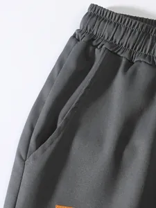 Detalle de los pantalones cargo gris oscuro para hombre con cintura elástica y bolsillo lateral