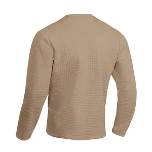 Vista trasera de camiseta de manga larga caqui para hombre en tejido de punto de gofre.