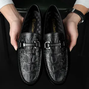 Klassische schwarze Herren-Loafer aus geprägtem Rindsleder mit stylischer Metallschnalle.