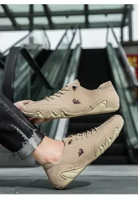 Λεπτομερής όψη ανδρικών casual loafers από σουέτ με μοναδική σόλα χταπόδι