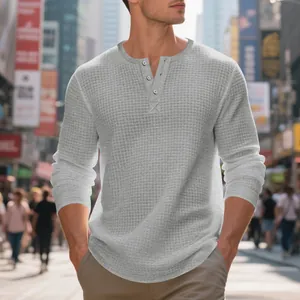 Detalle de una camiseta Henley gris para hombre de manga larga con tejido de gofre