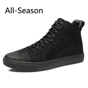 Zapatillas altas clásicas de cuero negro para hombre con un diseño minimalista casual