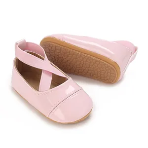 Vue détaillée des chaussures de princesse rose vernis avec brides croisées
