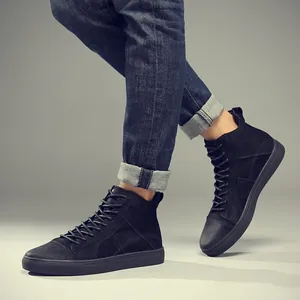 Zapatillas altas clásicas de cuero negro para hombre con cordones tomadas en estudio