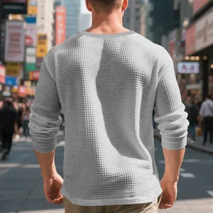 Vista trasera detallada de una camiseta de hombre gris de manga larga con tejido de gofre