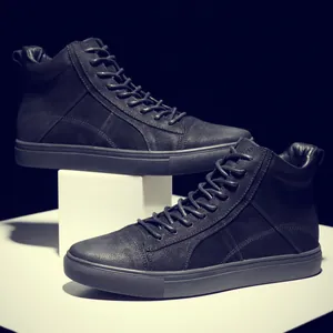 Zapatillas altas de cuero negro para hombre con presentación de estudio minimalista