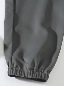 Primer plano del puño elástico en el tobillo de un pantalón cargo gris para hombre