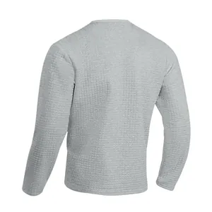 Vista trasera de camiseta henley de manga larga para hombre en gris con textura