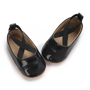 Chaussures vernies noires pour bébé fille avec brides croisées élastiques et semelle souple