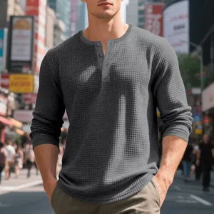 Detalle de camiseta Henley gris de manga larga con tejido de gofre para caballero