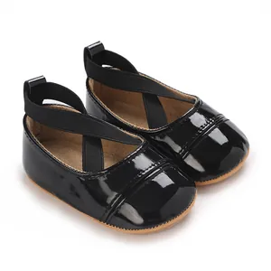 Gros plan sur des chaussures de princesse pour bébé fille en cuir verni noir