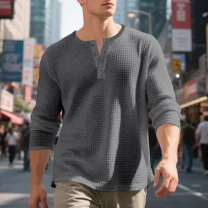 Camiseta Henley gris de manga larga para hombre con tejido de punto gofrado y botones.