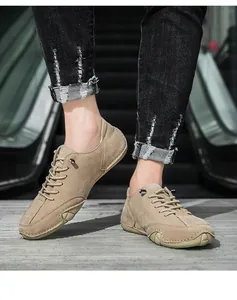 Κοντινό πλάνο ανδρικών χακί σουέτ casual παπουτσιών με την μοναδική σόλα χταπόδι