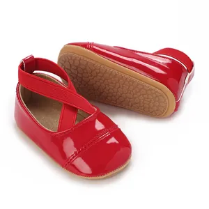 Vue détaillée de chaussures de princesse pour bébé en cuir verni rouge à semelle souple.