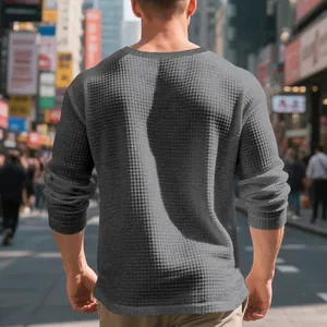 Vista trasera de camiseta casual de manga larga para hombre en punto de gofre