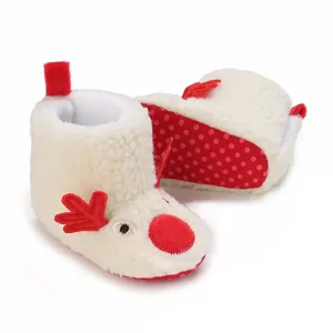 Primer plano de botas de bebé de reno cálidas en crema con felpa suave y suela antideslizante
