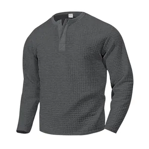 Vista detallada de la camiseta Henley gris de manga larga con textura jacquard de cuadros