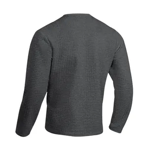Vista detallada de la camiseta Henley de manga larga con punto gofrado gris para hombre