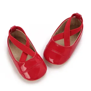 Vue détaillée de haute qualité de chaussures de princesse rouges en cuir verni pour bébé