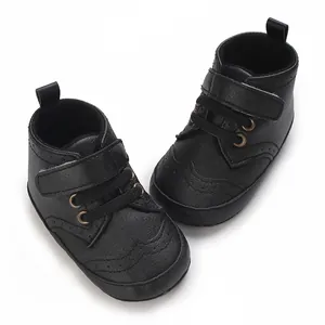 Gros plan de bottines noires montantes pour bébé avec semelles souples et velcro