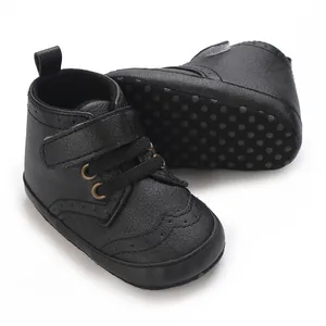 Vue détaillée des bottines bébé noires à semelle souple antidérapante avec motifs brogue