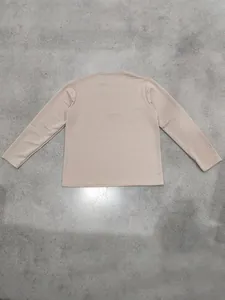 Vue arrière d'un t-shirt à manches longues pour hommes beige avec motif gaufré texturé