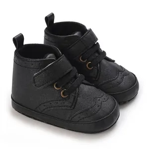 Vue détaillée de bottines bébé montantes noires avec motif richelieu et semelle souple