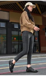 Vue latérale de bottines en cuir véritable noir pour femme sur un mannequin