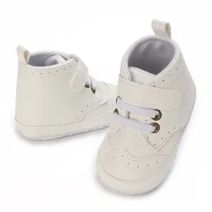 Vue détaillée de bottines pour bébé blanc cassé à semelles souples et velcro