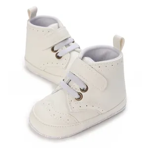 Gros plan sur des bottines pour bébé à semelle souple avec motifs brogues élégants