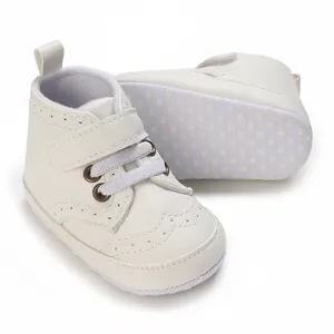 Gros plan détaillé des bottines montantes blanches pour bébé avec semelle antidérapante