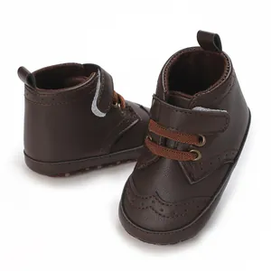 Bottines classiques pour bébé marron à semelle souple avec détails richelieu et velcro