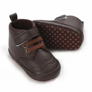 Vue détaillée de bottines montantes pour bébé marron avec semelles antidérapantes