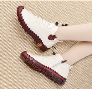 Détail de chaussures beiges pour femmes à semelle souple, fermeture éclair et semelle gomme