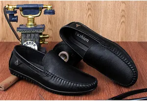 Detaillierte Ansicht von schwarzen Leder-Loafers für Herren mit strukturierter Oberfläche