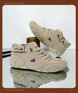 Détail des bottes montantes en cuir suédé beige pour femme avec logo de marque LDECK