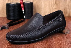 Detailansicht handgefertigter brauner Herren-Leder-Slipper mit erstklassiger Narbung