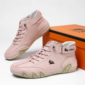 Bottines roses pour femmes en cuir véritable présentées avec une boîte à chaussures