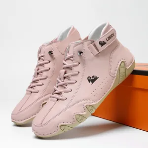 Gros plan de bottines montantes en cuir rose avec détails de marque LDECK