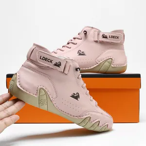 Vue détaillée des bottines Martin en cuir rose avec logo LDECK et semelle