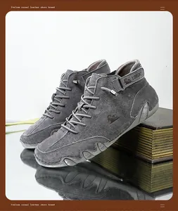 Vue détaillée de profil de bottines en daim gris sur une surface réfléchissante