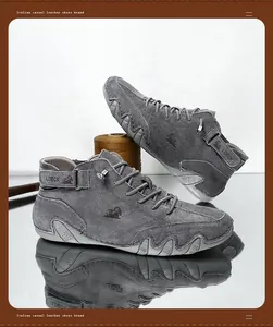 Gros plan sur des bottines Martin en daim gris avec semelle antidérapante et sangle velcro